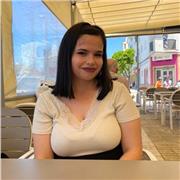 Chica joven imparte clases de apoyo estudiantil